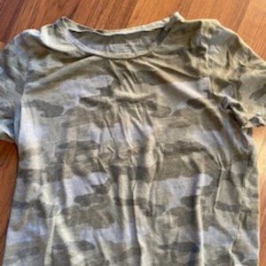 American Eagle Outfitters Camo t shirt XL